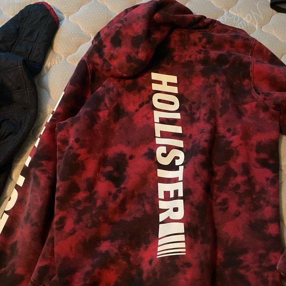 Hollister bundles comes with a hoodie and 2 t shirts - Picture 6 of 6